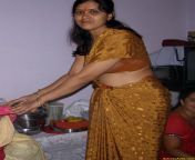 cute hot hyderabad aunty saree with exposed waist.jpg from aunties bending boobs in front of