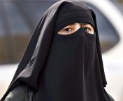muslim face mask banned in sri lamka.jpg from srilanka muslim ex