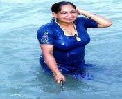 mallu aunty bathing in ganga showing cleavage 28129.jpg from hot mallu aunty bathroom