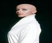 xhw7i7foybhevcgpon5z7c4jq4.jpg from women head shave in movie