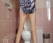 woman using toilet like man 88780581.jpg from bathroom ma susu karti hui on toilet