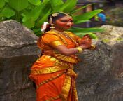 hindu girl wearing traditional ceremony dress 72021240.jpg from hindu ladies