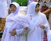 muslim people idul fitri indonesia leaving prayers eid al fitr 89287149.jpg from indonesia muslim idda