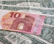 европейский банкнот на десять евро и один доллар сша торговля обмен 153432162.jpg from Обмен женами