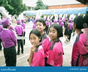 trang thailand juni het de studentenmeisjes en orkest genieten van activiteit op sportendag bij openbare grond trang thailand 96733705.jpg from les cổ trang