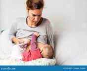moeder die borstvoeding geeft aan haar pasgeboren baby terwijl ze melk van andere borst pompt om deze een speciale zak op te 168546578.jpg from irani mom breast milk real