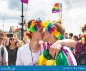 praga repubblica ceca agosto partecipanti della parata annuale di gay pride coppie che baciano una folla arcobaleno e bandiere 140035139.jpg from gay czech