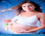 ciężarna dziewczyna z kwiatem kobieta w ciąży z lelują kobieta w ciąży trzyma jej brzucha 93807574.jpg from kobietÃÆÃâÃâÃâ¢ hujem