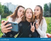 три девочки подростка они фотографируют себя по телефону веселые 165072274.jpg from Милая студентка с розовыми волосами доводит себя до оргазма