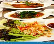 辣色拉和炸鱼。桌上泰国菜、辣色拉和炸鱼 157087722.jpg from åä¸æ°´å¼æè¾å©å¨åè´¹ä¸è½½ãè³487167309ã xbi