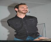 800px nick vujicic speaking in a church in ehringshausen germany 20110401 02.jpg from nick