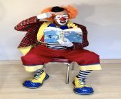 auguste clown reading a book upside down.jpg from xxx piccer sraba