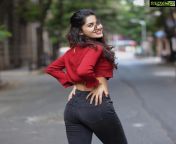 ruhani sharma back side black pant.jpg from hot photo of back side kamar of marathi aunty in wearing a saree in her style