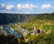 cochem reichsburg cochem and the moselle from the elevated point of view.jpg from mosel