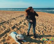 ألينا بوز مع كلبها على البحر 420x420.jpg from فيلم القرش سكسي في البحر