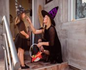 mom and daughter halloween costumes 648b7a9cd8d91 jpeg from young witch mom