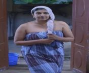 2d1f84dc3f7a27908d05a27bc79745bf.jpg from indian aunty towel bath