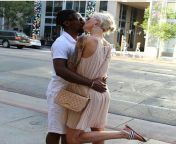 9738b4ba55072013e7ea10b7f308f0ce thang dating.jpg from black man kissing blondes