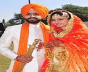 64a4b83e39d3a359e1d57cca5edaf59b.jpg from punjabi sikh newly married indian couple suhagraa