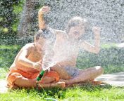 criancas brincando e espirrando com sprinkler de agua no quintal da grama do verao 21730 4429 jpgsize626extjpg from brincando esculindo agua veranda