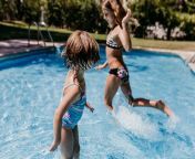 dois filhos linda irma na piscina brincando correndo e se divertindo ao ar livre conceito de verao e estilo de vida 139317 2849 jpgsize626extjpg from fátima miranda duda se divertindo na piscina