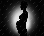 silhueta de mulher gravida retrato de estudio preto e branco da mulher gravida close up 9 meses de gravidez e maternidade saudaveis mulher esperando bebe mulher em antecipacao ao parto 133138 722 jpgw2000 from mulher grávida partos no quintal