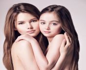 mooie naakte moeder en kleine dochter 8 jaar met lang bruin haar omhelzen elkaar in de studio 186202 4833.jpg from nude family porn