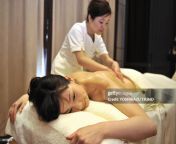 a model gets an oil massage from a beaut jpgs1024x1024wgik20cunw 7p0j0remtgmty91ne5a7xn ex qgy41nycwvoly from japan message oil