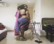 dy3gjqawsae414b.jpg from indian aunty lifting saree showing se