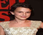 gettyimages 546336036 6586243d3e6c4c36a96661c22581f253.jpg from millie bobby brown short hair