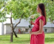 52680661 gravidez maternidade pessoas feriados e conceito de expectativa mulher grávida feliz com flor.jpg from mulher grávida partos no quintal