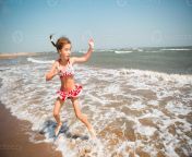 9968574 ein kleines madchen in einem roten badeanzug spielt am strand mit einer meereswelle springt laufend hat spass schwimmen reisen spielen mit wasser foto.jpg from mit einem mädchen in einem hijab