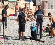 french police forces muslim woman to undress on beach.jpg from muslim hijab undressing