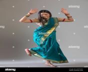 woman dancing in saree 2a8tnm5.jpg from sareedance