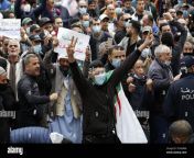 algerier rufen parolen wahrend der anti regierung demonstration in algier algerien 26 februar 2021 die demonstranten fordern einen wandel in algerien und einen totalen bruch mit dem alten system foto by appnurphoto 2kca0m8.jpg from anal algérien