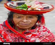 il vecchio donna peruviana tradizionale in capi di abbigliamento e copricapi ritratto peru pisaq fj4x51.jpg from peruviana