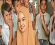 video ibu guru cantik kangen muridnya di sekolah karena sudah lama tak mengajar.jpg from video guru sd anak muridnya yang masih sd di indonesia apa ada masalah tahu nama tahun berapa hingga berapa di indonesia