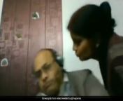 c97jjf5 woman tries to kiss husband viral video 625x300 22 february 21.jpg from desi kiss viral