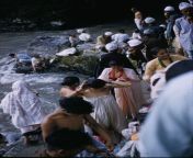mufs001 np i0340 001.jpg from nepali woman open bath in bagmati river